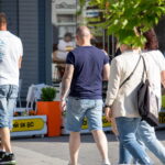 мужчина с тату череп перья на левой руке15 - Уличная тату 22062022 №458 - tatufoto.com