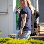 мужчина с тату череп перья на левой руке58 - Уличная тату 22062022 №459 - tatufoto.com