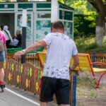 мужчина с татуировками надписями на руках катается на роликах 2 - Уличная тату 22062022 №461 - tatufoto.com