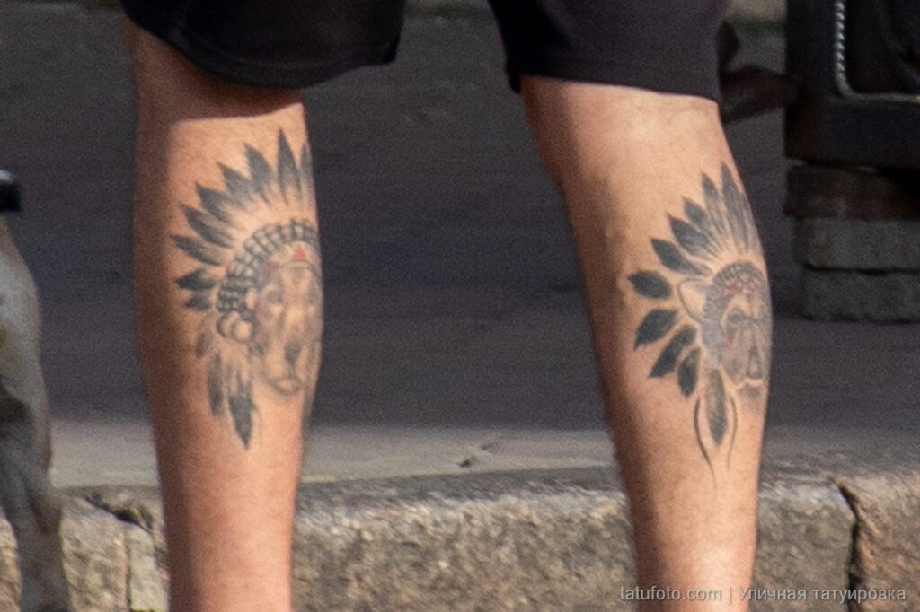 мужчина с татуировками собак и перьями внизу ног25 - Уличная тату 22062022 №471 - tatufoto.com