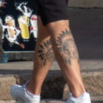 мужчина с татуировками собак и перьями внизу ног27 - Уличная тату 22062022 №473 - tatufoto.com