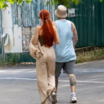 мужчина с татуировкой Король лев Тимон Пумба и парусник внизу ног13 - Уличная тату 22062022 №504 - tatufoto.com