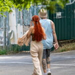 мужчина с татуировкой Король лев Тимон Пумба и парусник внизу ног19 - Уличная тату 22062022 №506 - tatufoto.com