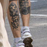 мужчина с татуировкой Король лев Тимон Пумба и парусник внизу ног20 - Уличная тату 22062022 №507 - tatufoto.com