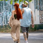 мужчина с татуировкой Король лев Тимон Пумба и парусник внизу ног25 - Уличная тату 22062022 №510 - tatufoto.com
