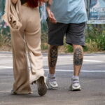 мужчина с татуировкой Король лев Тимон Пумба и парусник внизу ног31 - Уличная тату 22062022 №514 - tatufoto.com