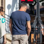 мужчина с татуировкой браслетом трайбл узоры в верхней части руки39 - Уличная тату 22062022 №480 - tatufoto.com
