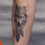 мужчина с татуировкой волков на руке и ноге19 - Уличная тату 22062022 №491 - tatufoto.com