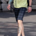 мужчина с татуировкой волков на руке и ноге22 - Уличная тату 22062022 №493 - tatufoto.com