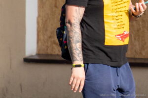 Фото тату на предплечье: детально проработанный рисунок в стиле реализм, с использованием черных тонов и тонких линий, создающий эффект объема и глубины.
