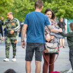 мужчина с татуировкой кота и надписями на руках08 - Уличная тату 22062022 №517 - tatufoto.com