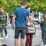 мужчина с татуировкой кота и надписями на руках19 - Уличная тату 22062022 №519 - tatufoto.com