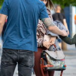мужчина с татуировкой кота и надписями на рукахmm - Уличная тату 22062022 №525 - tatufoto.com