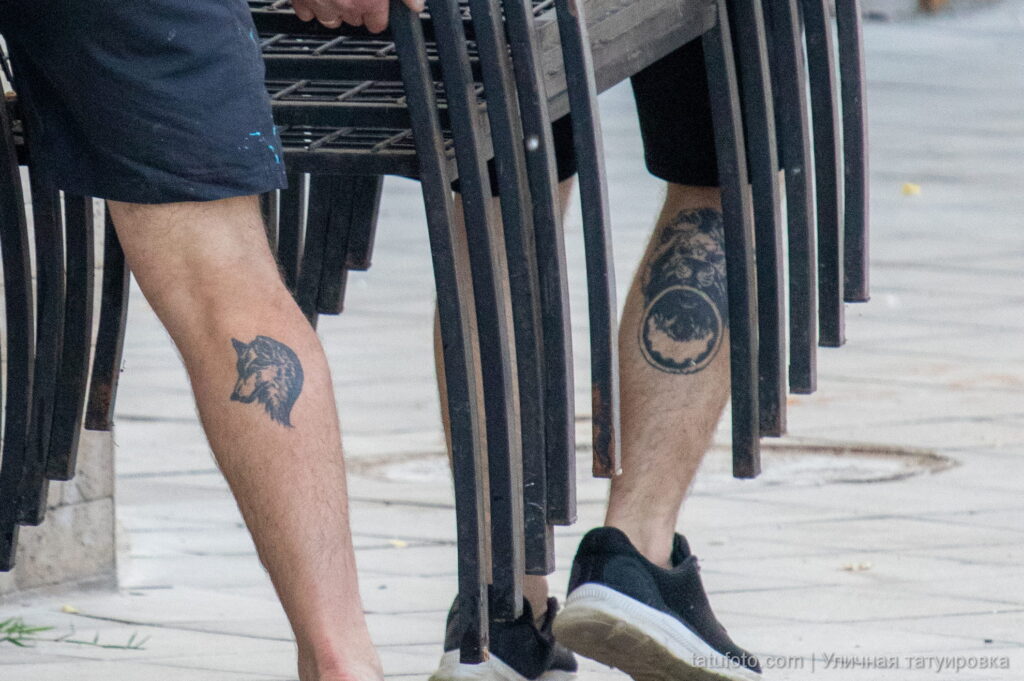 мужчина с татуировкой лев с кольцом в зубах на икре правой ноги51 - Уличная тату 22062022 №527 - tatufoto.com