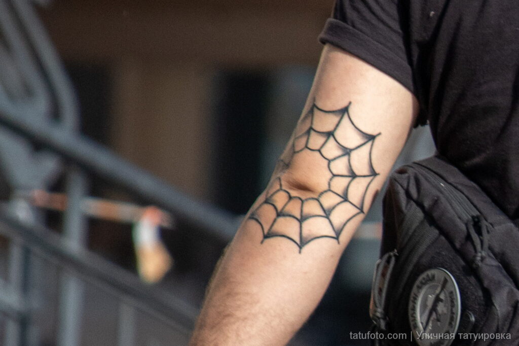 мужчина с татуировкой паутины на локте левой руки47 - Уличная тату 22062022 №533 - tatufoto.com