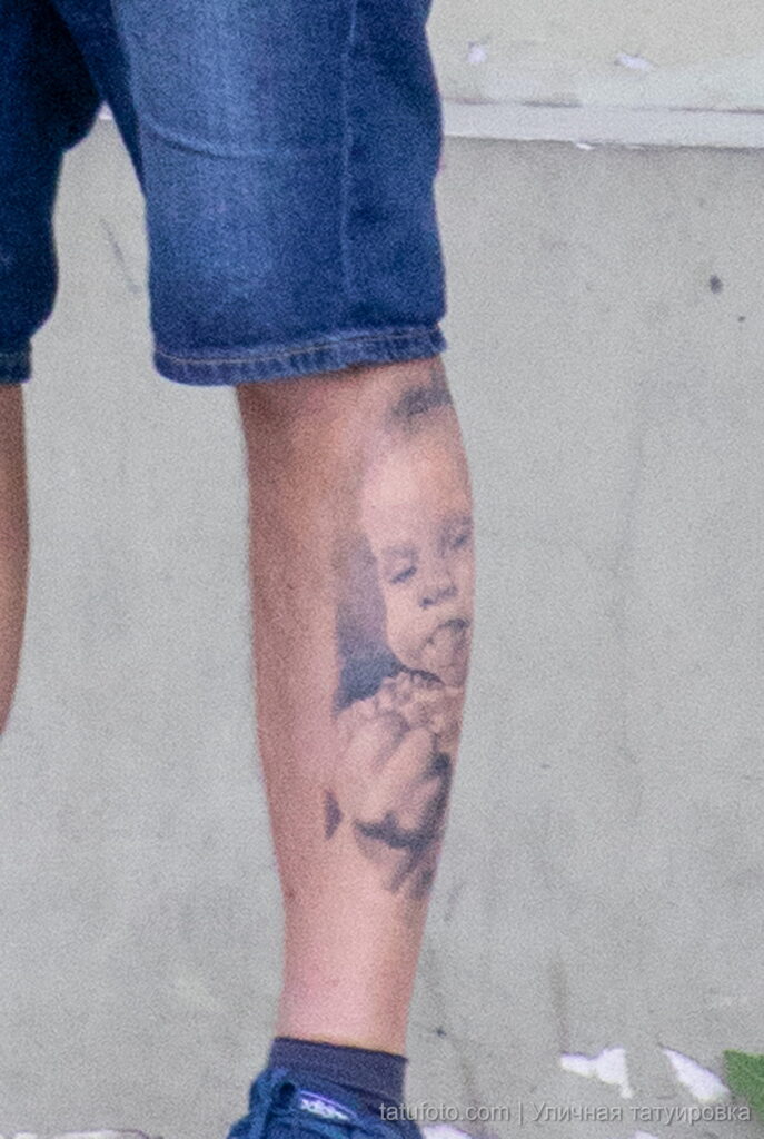 мужчина с татуировкой портрет младенца внизу левой ноги06 - Уличная тату 22062022 №537 - tatufoto.com