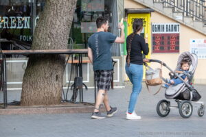 Фото татуировки на руке мужчины, представляющей собой абстрактный рисунок в черном цвете. Татуировка расположена на предплечье и выглядит минималистично.