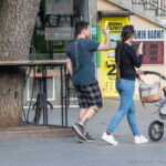 Фото татуировки на руке мужчины, представляющей собой абстрактный рисунок в черном цвете. Татуировка расположена на предплечье и выглядит минималистично.