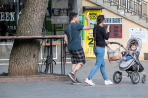 Фото татуировки на руке мужчины, представляющей собой абстрактный рисунок в черном цвете. Татуировка расположена на предплечье и выглядит минималистично.