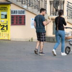 Фото татуировки на руке мужчины, представляющей собой абстрактный рисунок в черном цвете. Татуировка расположена на предплечье и выглядит минималистично.
