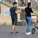Фото татуировки на руке мужчины, представляющей собой абстрактный рисунок в черном цвете. Татуировка расположена на предплечье и выглядит минималистично.