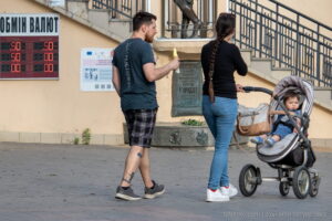 Фото татуировки на руке мужчины, представляющей собой абстрактный рисунок в черном цвете. Татуировка расположена на предплечье и выглядит минималистично.