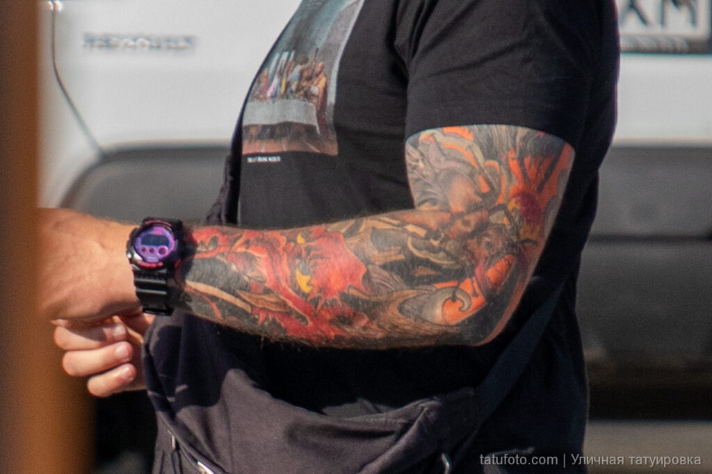 мужчина с черно красной татуировкой на всю левую руку52 - Уличная тату 22062022 №582 - tatufoto.com