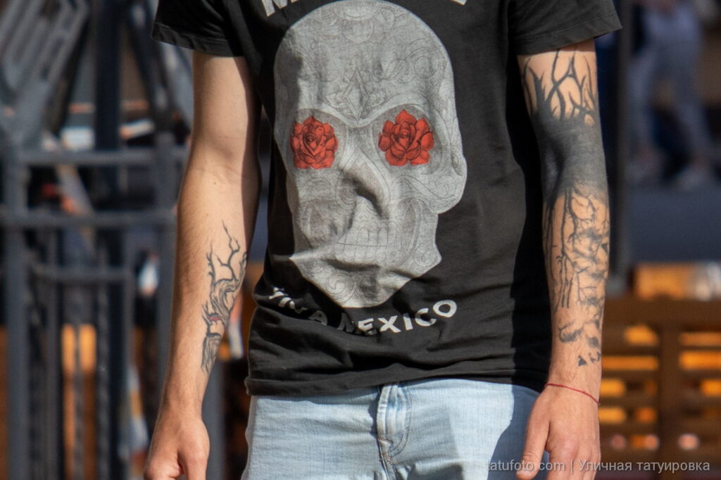 мужчина с чёрными узорами в татуировки на левой руке18 - Уличная тату 22062022 №594 - tatufoto.com