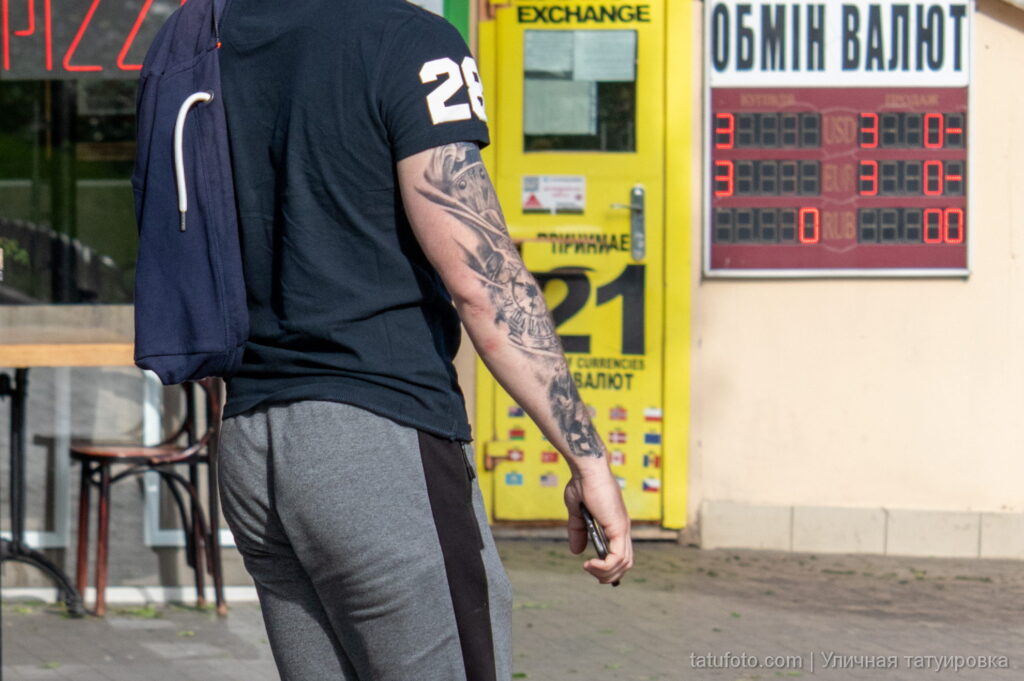 парень с крупной татуировкой в которой есть рисунок часов на правой руке20 - Уличная тату 22062022 №613 - tatufoto.com