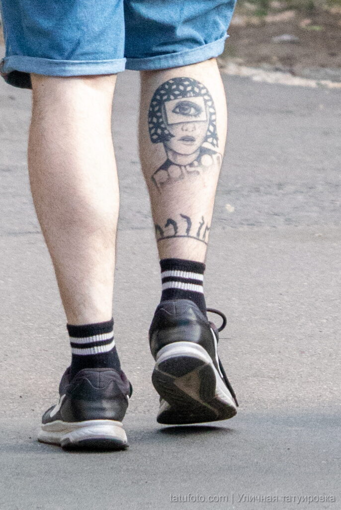 парень с татуировкой внизу ноги рисунок девушки с одним глазом17 - Уличная тату 22062022 №631 - tatufoto.com