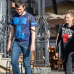 Фото тату на руке: небольшой, абстрактный рисунок в черных тонах. Минималистичный стиль, тонкие линии, современный дизайн татуировки.