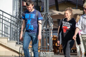 Фото тату на руке: небольшой, абстрактный рисунок в черных тонах. Минималистичный стиль, тонкие линии, современный дизайн татуировки.