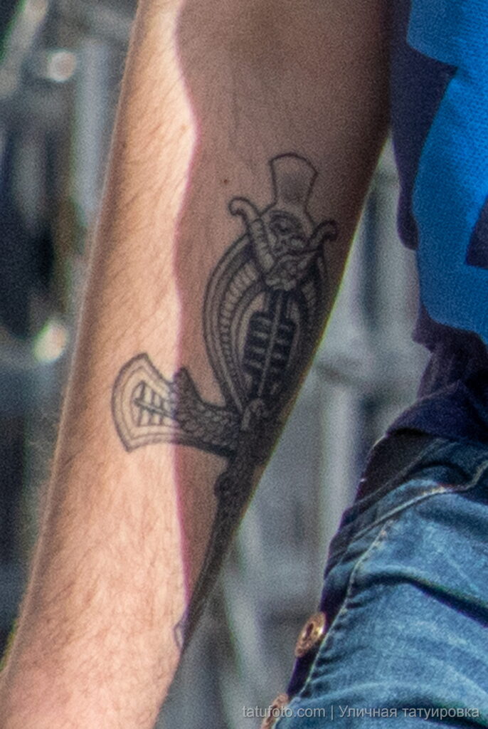 парень с татуировкой египетский крест на запястье правой руки50 - Уличная тату 22062022 №636 - tatufoto.com