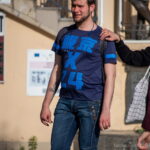 Фото тату на руке мужчины: красочный рисунок в японском стиле с изображением дракона, волн и цветов. Детализированная проработка и яркие цвета.