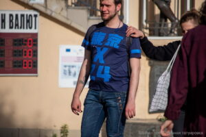 Фото тату на руке мужчины: красочный рисунок в японском стиле с изображением дракона, волн и цветов. Детализированная проработка и яркие цвета.