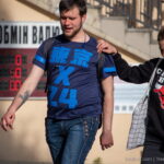 Фото тату на руке мужчины: красочный рисунок в японском стиле с изображением дракона, волн и цветов. Детализированная проработка и яркие цвета.