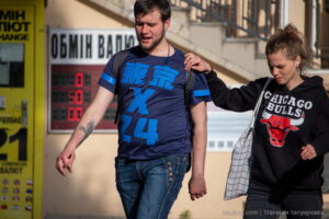 Фото тату на руке мужчины: красочный рисунок в японском стиле с изображением дракона, волн и цветов. Детализированная проработка и яркие цвета.