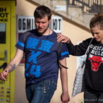 Фото тату на руке мужчины: красочный рисунок в японском стиле с изображением дракона, волн и цветов. Детализированная проработка и яркие цвета.