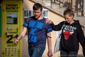 Фото тату на руке мужчины: красочный рисунок в японском стиле с изображением дракона, волн и цветов. Детализированная проработка и яркие цвета.