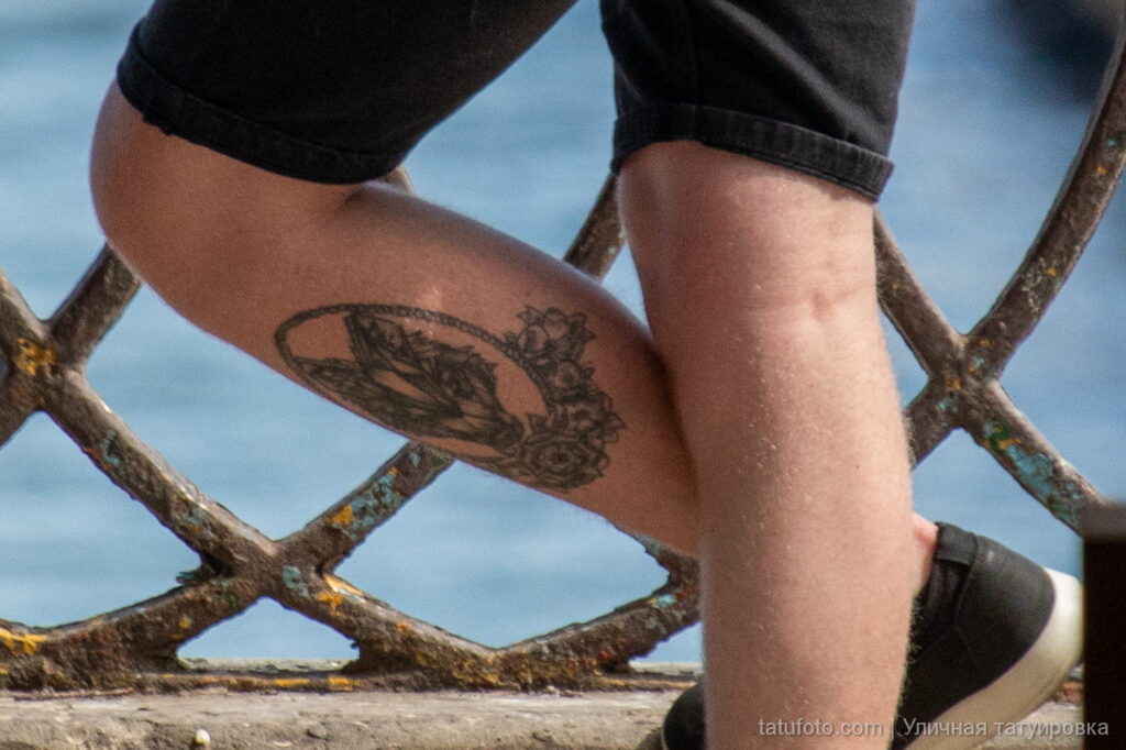 парень с татуировкой лиса в рамке внизу ноги01 - Уличная тату 22062022 №640 - tatufoto.com