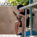 Фото татуировки на руке: детализированный рукав в японском стиле с изображениями драконов, волн и других традиционных элементов. Чёрно-белая графика.