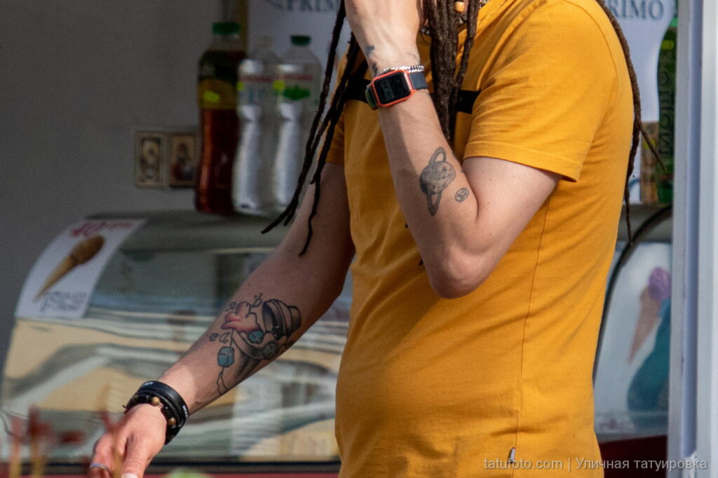парень с татуировкой планеты и шейкером для коктейлей на руках46 - Уличная тату 22062022 №675 - tatufoto.com