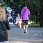 Фото татуировки на руке: абстрактный рисунок в стиле графика, выполненный черными линиями. Минималистичный эскиз тату.