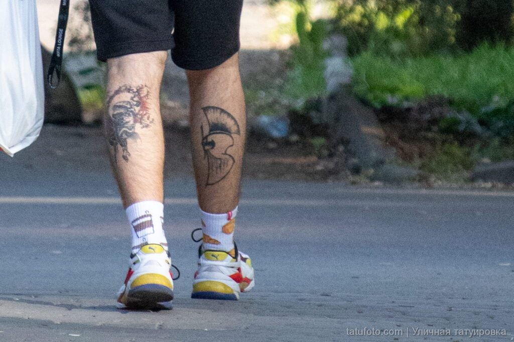 парень с татуировкой шлем спартанца на правой ноге58 - Уличная тату 22062022 №683 - tatufoto.com