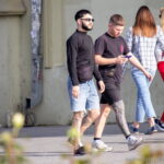 Фото татуировок на ногах: два человека с татуировками на голенях, включающими узоры и абстрактные элементы, выполненные в черных тонах.