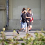 Фото татуировок на ногах: два человека с татуировками на голенях, включающими узоры и абстрактные элементы, выполненные в черных тонах.