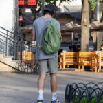 Фото тату на плече: небольшой рисунок в черных тонах, возможно, геометрический узор или абстракция, выполненный в минималистичном стиле.