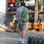Фото тату на плече: небольшой рисунок в черных тонах, возможно, геометрический узор или абстракция, выполненный в минималистичном стиле.
