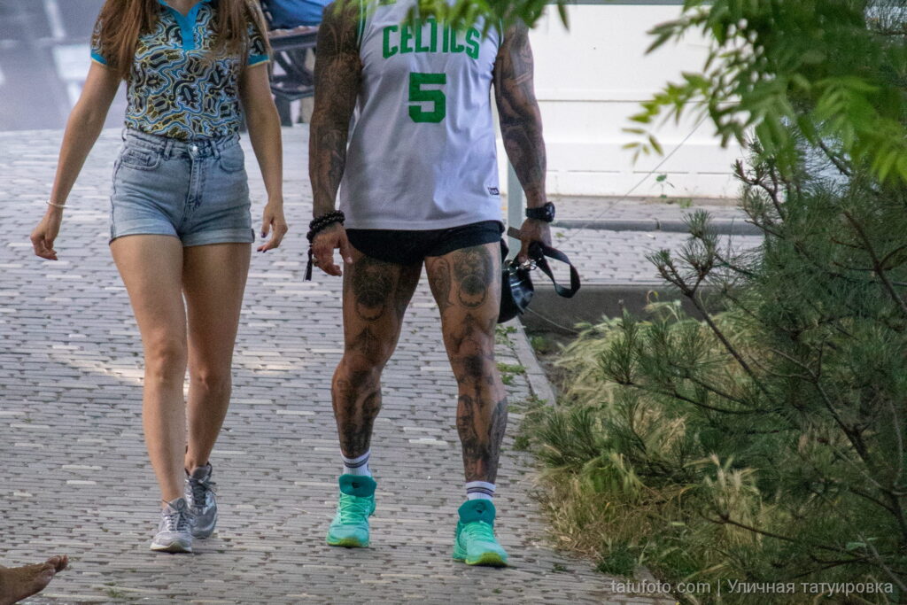 спортивные молодой человек с огромным количеством татуировок на руках и ногах48 - Уличная тату 22062022 №730 - tatufoto.com