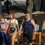 Фото тату на руке мужчины и ноге женщины, уличная фотография, татуировки в стиле графика, мастер тату, идеи для тату.